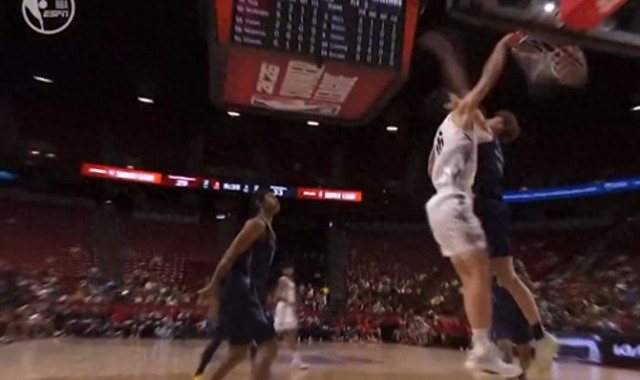 太燃了！杨瀚森单臂隔扣引热议 全场球迷起立欢呼！