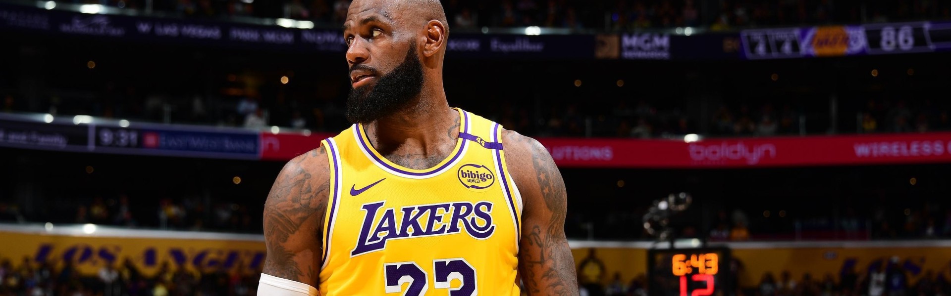 名记：湖人交易詹姆斯的情况不太可能发生，买断也不符合逻辑