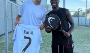 8868体育官网-爱好广泛！维尼修斯社媒晒与笼式网球球星科埃略合影