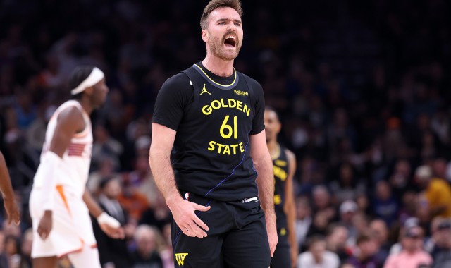 斯宾塞20+6狄龙24+6 勇士客场险胜太阳